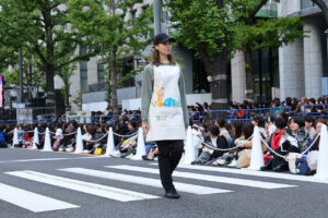 【写真130枚超】「御堂筋ランウェイ2025」大阪・関西万博パビリオンユニフォームずらり！ミャクミャクも登場53