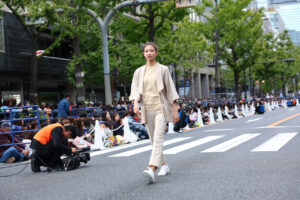 【写真130枚超】「御堂筋ランウェイ2025」大阪・関西万博パビリオンユニフォームずらり！ミャクミャクも登場56