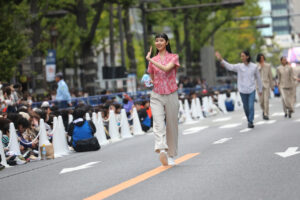 【写真130枚超】「御堂筋ランウェイ2025」大阪・関西万博パビリオンユニフォームずらり！ミャクミャクも登場64