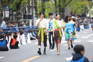 【写真130枚超】「御堂筋ランウェイ2025」大阪・関西万博パビリオンユニフォームずらり！ミャクミャクも登場68