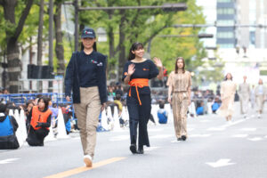 【写真130枚超】「御堂筋ランウェイ2025」大阪・関西万博パビリオンユニフォームずらり！ミャクミャクも登場73