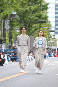 【写真130枚超】「御堂筋ランウェイ2025」大阪・関西万博パビリオンユニフォームずらり！ミャクミャクも登場74