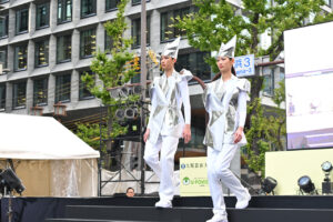 【写真130枚超】「御堂筋ランウェイ2025」大阪・関西万博パビリオンユニフォームずらり！ミャクミャクも登場100