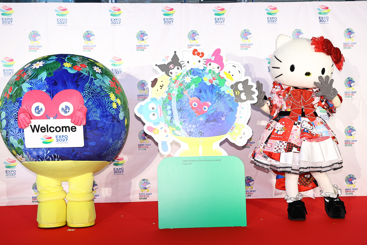 トゥンクトゥンクとキティちゃんが握手で盛り上げ!コラボ商品7点お披露目1