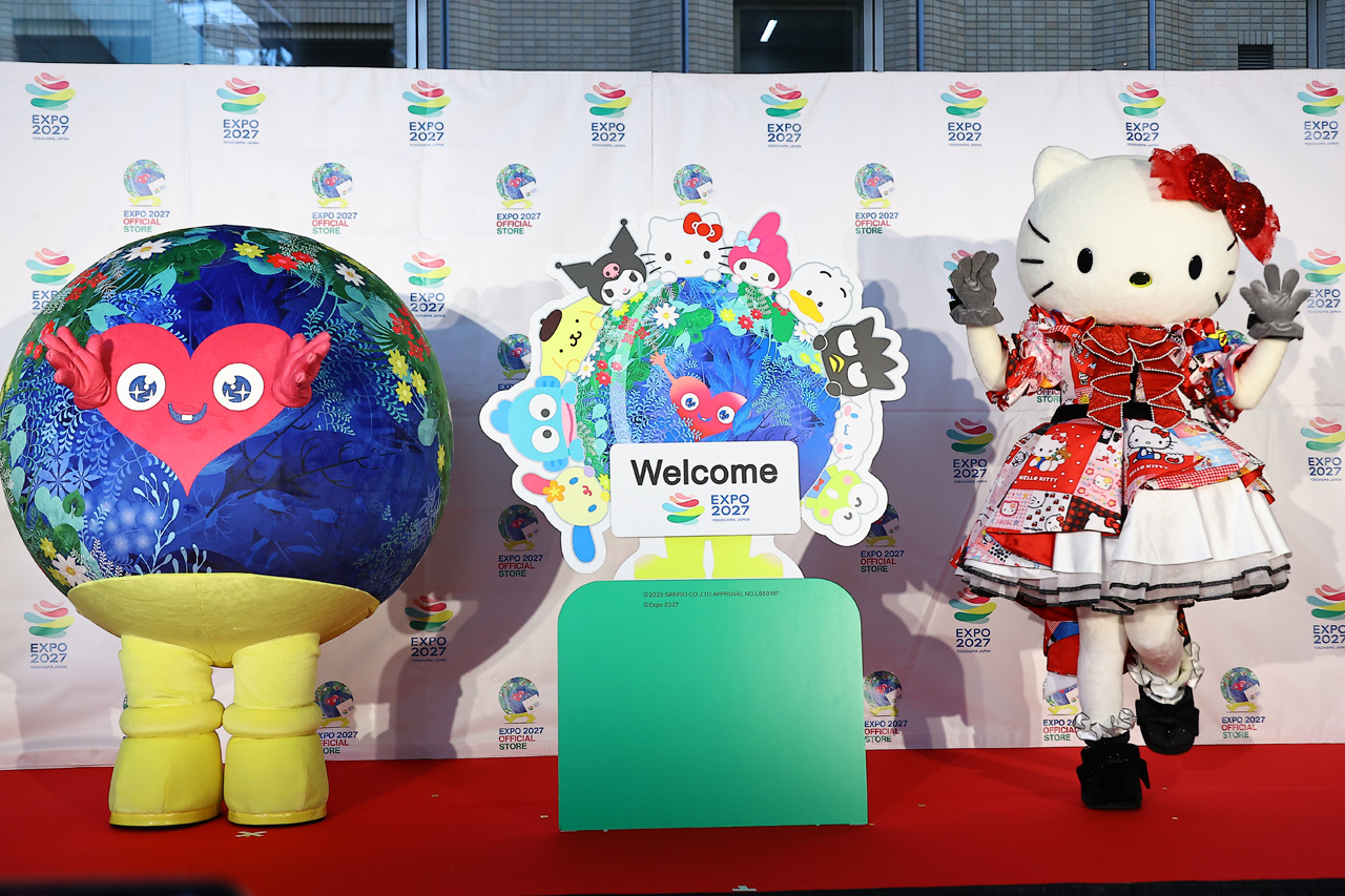 トゥンクトゥンクとキティちゃんが握手で盛り上げ!コラボ商品7点お披露目2