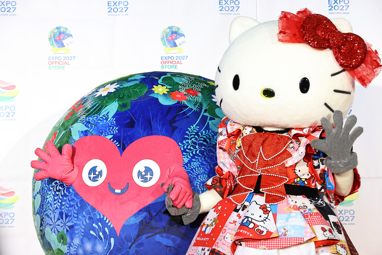 トゥンクトゥンクとキティちゃんが握手で盛り上げ!コラボ商品7点お披露目3