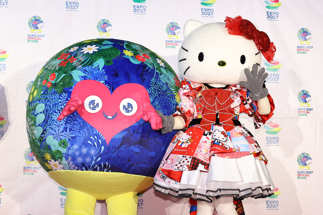 トゥンクトゥンクとキティちゃんが握手で盛り上げ!コラボ商品7点お披露目5