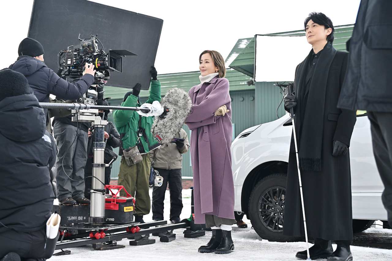 福山雅治主演「映画ラストマン」撮影初日は永瀬廉、今田美桜、松尾諭ら集結!宮沢りえと談笑1