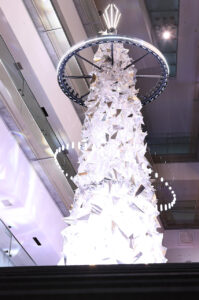 橋本環奈 表参道ヒルズのクリスマスツリー点灯！大阪・関西万博導入のアート装置に魅入り「すごく感動」7