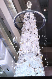 橋本環奈 表参道ヒルズのクリスマスツリー点灯！大阪・関西万博導入のアート装置に魅入り「すごく感動」6