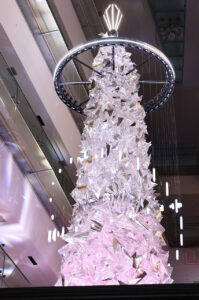 橋本環奈 表参道ヒルズのクリスマスツリー点灯！大阪・関西万博導入のアート装置に魅入り「すごく感動」8