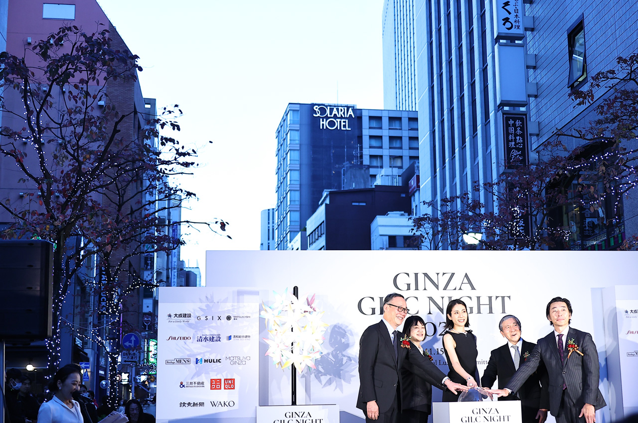 松下奈緒 銀座の“路上”で黒ドレス美背中!松屋通り『GINZA GILC NIGHT 2025』点灯1