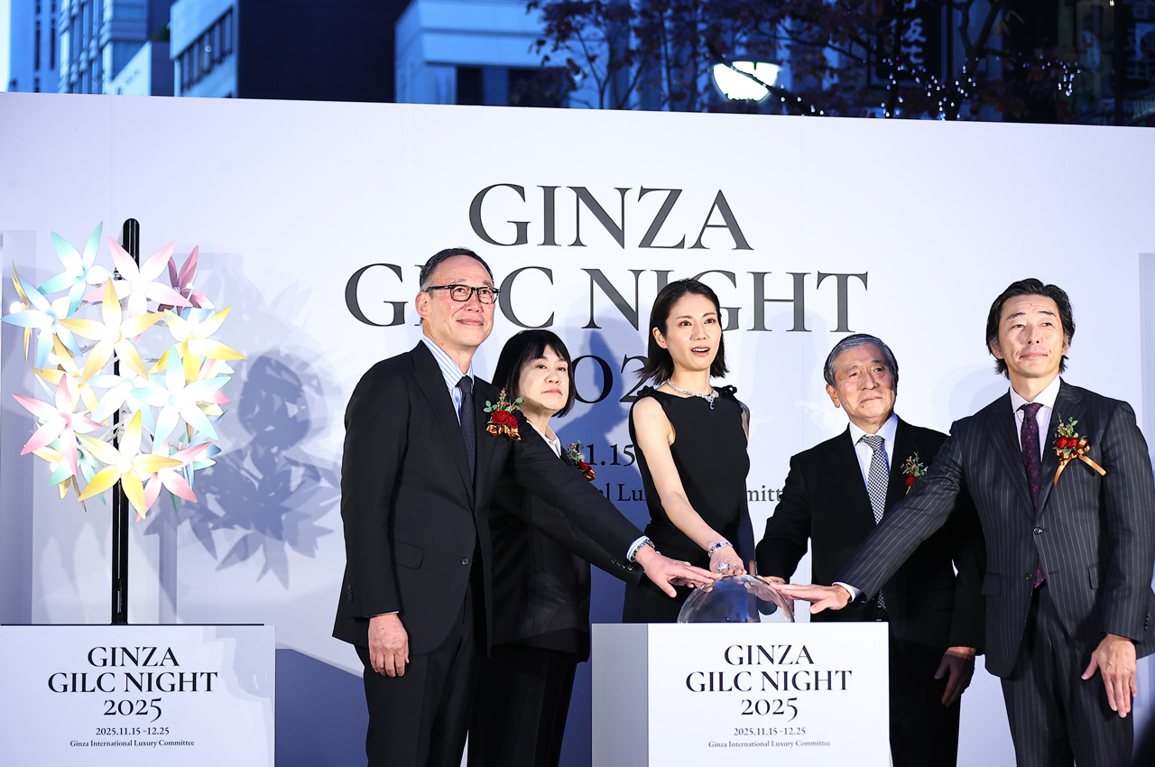 松下奈緒 銀座の“路上”で黒ドレス美背中!松屋通り『GINZA GILC NIGHT 2025』点灯2