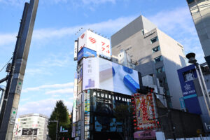 「雪肌精」ムービーでNumber_i・平野紫耀、神宮寺勇太、岸優太新宿の巨大ビジョンに!陽を浴びて輝き増す5