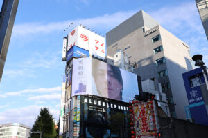 「雪肌精」ムービーでNumber_i・平野紫耀、神宮寺勇太、岸優太新宿の巨大ビジョンに!陽を浴びて輝き増す7