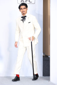 賀来賢人ハロウィンじゃないのに六本木にカーネル・サンダース衣装で登場!スピーチも1