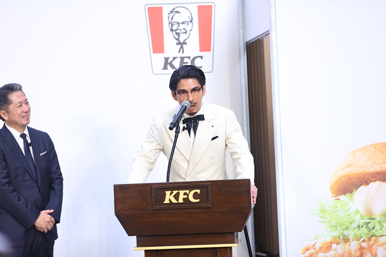 賀来賢人ハロウィンじゃないのに六本木にカーネル・サンダース衣装で登場!スピーチも2