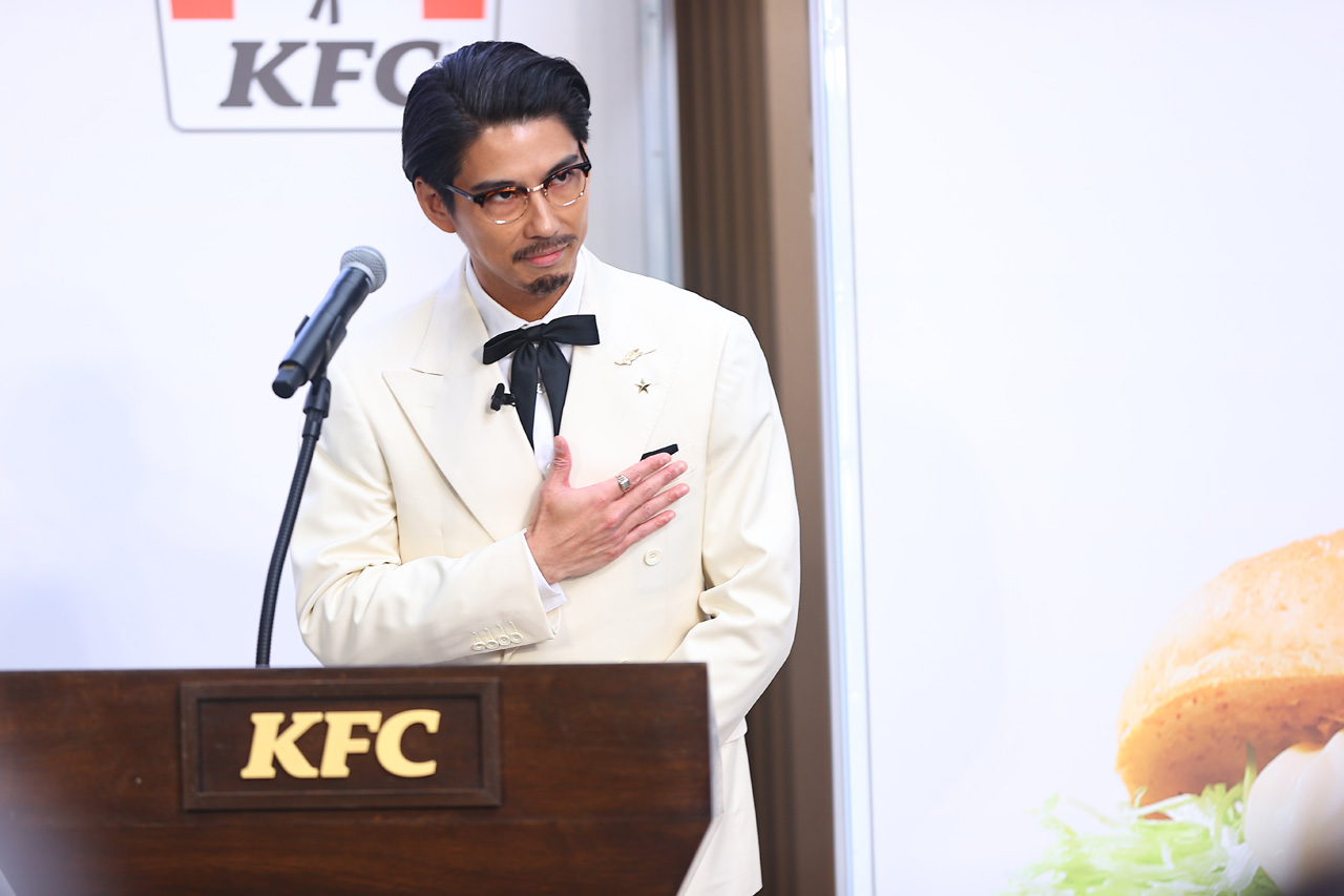 賀来賢人ハロウィンじゃないのに六本木にカーネル・サンダース衣装で登場!スピーチも3