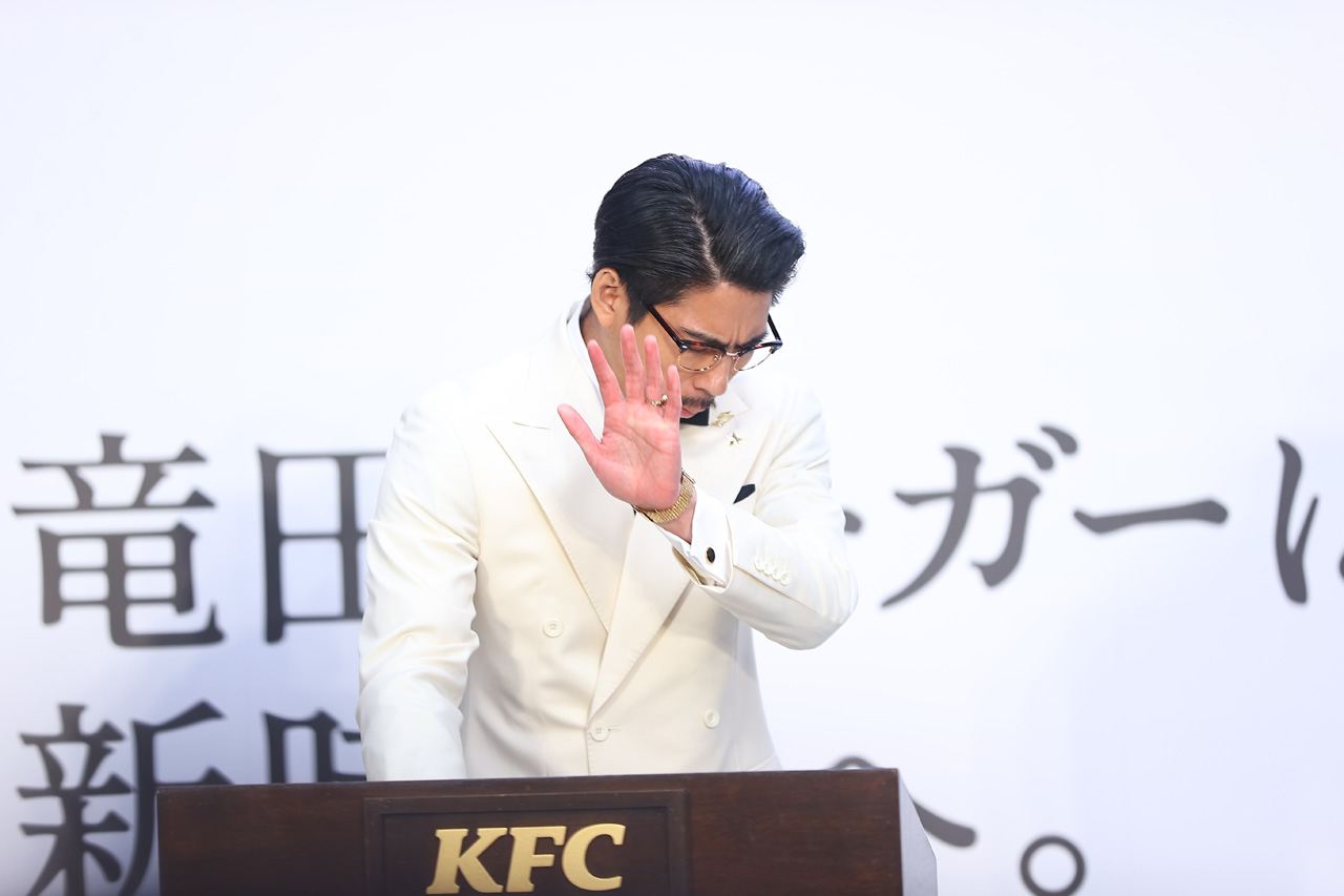 賀来賢人ハロウィンじゃないのに六本木にカーネル・サンダース衣装で登場!スピーチも4