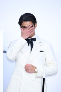 賀来賢人ハロウィンじゃないのに六本木にカーネル・サンダース衣装で登場!スピーチも5