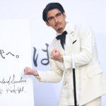 賀来賢人ハロウィンじゃないのに六本木にカーネル・サンダース衣装で登場！スピーチも