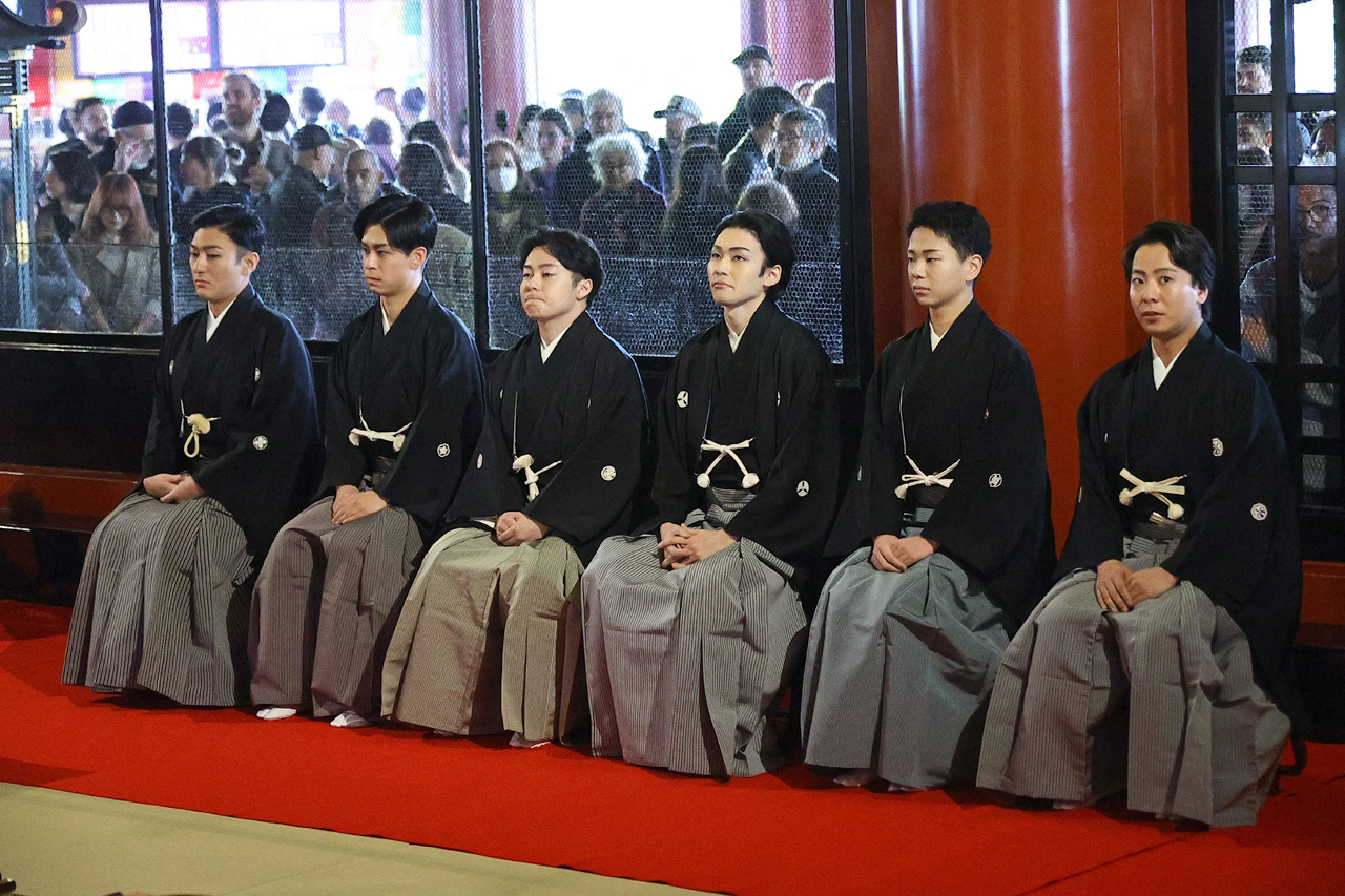 中村橋之助、市川男寅、中村莟玉、市川染五郎、尾上左近、中村鶴松 浅草寺で『新春浅草歌舞伎』成功祈願5