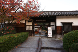 大阪・服部緑地公園内の日本民家集落博物館が初夜間公開で11月22日だけライトアップ！昼とは違う趣に2