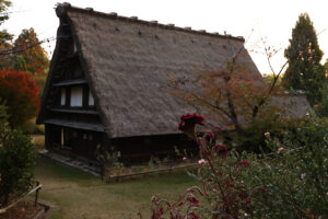 大阪・服部緑地公園内の日本民家集落博物館が初夜間公開で11月22日だけライトアップ！昼とは違う趣に4