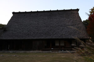 大阪・服部緑地公園内の日本民家集落博物館が初夜間公開で11月22日だけライトアップ！昼とは違う趣に9