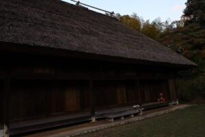 大阪・服部緑地公園内の日本民家集落博物館が初夜間公開で11月22日だけライトアップ！昼とは違う趣に11