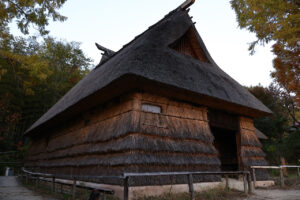大阪・服部緑地公園内の日本民家集落博物館が初夜間公開で11月22日だけライトアップ！昼とは違う趣に13