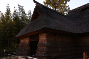 大阪・服部緑地公園内の日本民家集落博物館が初夜間公開で11月22日だけライトアップ！昼とは違う趣に14