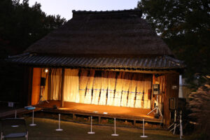 大阪・服部緑地公園内の日本民家集落博物館が初夜間公開で11月22日だけライトアップ！昼とは違う趣に20