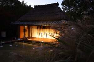 大阪・服部緑地公園内の日本民家集落博物館が初夜間公開で11月22日だけライトアップ！昼とは違う趣に21