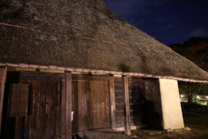 大阪・服部緑地公園内の日本民家集落博物館が初夜間公開で11月22日だけライトアップ！昼とは違う趣に27