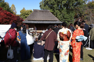 ミャクミャクともずやん服部緑地公園の日本民家集落博物館に現れ大盛況！大阪・関西万博万博の茅贈呈セレモニー4