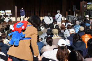 ミャクミャクともずやん服部緑地公園の日本民家集落博物館に現れ大盛況！大阪・関西万博万博の茅贈呈セレモニー5