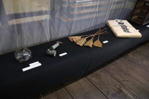 ミャクミャクともずやん服部緑地公園の日本民家集落博物館に現れ大盛況！大阪・関西万博万博の茅贈呈セレモニー8