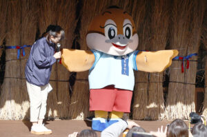 ミャクミャクともずやん服部緑地公園の日本民家集落博物館に現れ大盛況！大阪・関西万博万博の茅贈呈セレモニー12