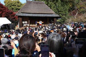 ミャクミャクともずやん服部緑地公園の日本民家集落博物館に現れ大盛況！大阪・関西万博万博の茅贈呈セレモニー13