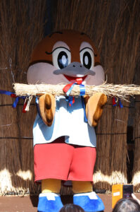 ミャクミャクともずやん服部緑地公園の日本民家集落博物館に現れ大盛況！大阪・関西万博万博の茅贈呈セレモニー14