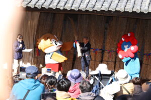 ミャクミャクともずやん服部緑地公園の日本民家集落博物館に現れ大盛況！大阪・関西万博万博の茅贈呈セレモニー16