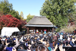 ミャクミャクともずやん服部緑地公園の日本民家集落博物館に現れ大盛況！大阪・関西万博万博の茅贈呈セレモニー17