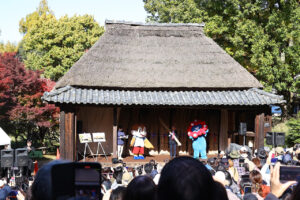 ミャクミャクともずやん服部緑地公園の日本民家集落博物館に現れ大盛況！大阪・関西万博万博の茅贈呈セレモニー20