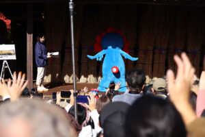 ミャクミャクともずやん服部緑地公園の日本民家集落博物館に現れ大盛況！大阪・関西万博万博の茅贈呈セレモニー23