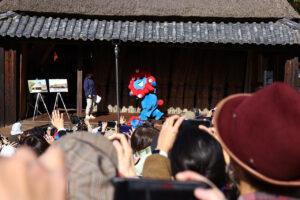ミャクミャクともずやん服部緑地公園の日本民家集落博物館に現れ大盛況！大阪・関西万博万博の茅贈呈セレモニー24