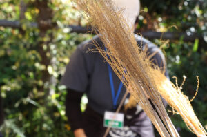 ミャクミャクともずやん服部緑地公園の日本民家集落博物館に現れ大盛況！大阪・関西万博万博の茅贈呈セレモニー28