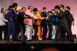 「M-1グランプリ2025」会見後の質疑応答がカオス！ “マイク破壊”、“記者襲撃”、表情で返答2