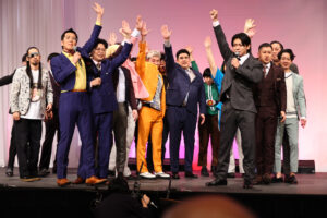 「M-1グランプリ2025」会見後の質疑応答がカオス！ “マイク破壊”、“記者襲撃”、表情で返答3