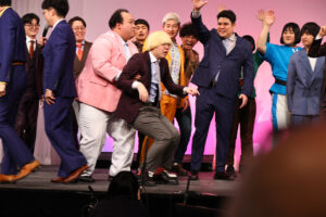 「M-1グランプリ2025」会見後の質疑応答がカオス！ “マイク破壊”、“記者襲撃”、表情で返答4